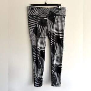 Gap Fit Black and Gray Geometric Leggings